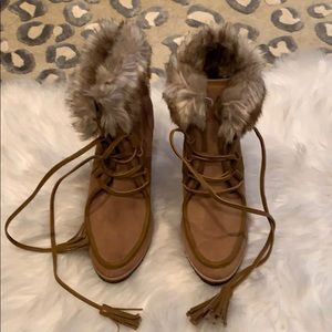 Splendid suede bootie w fur trim sz 8